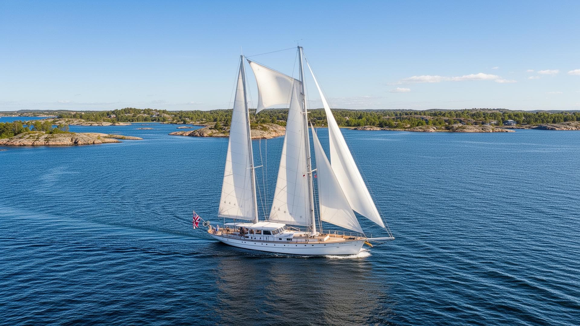Välphotograferad segelbåt i marina